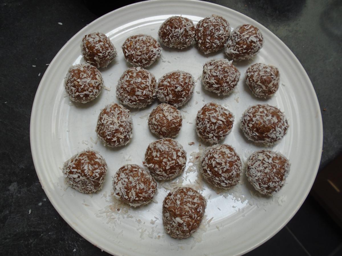 Spread the remaining 20g dessicated cocount onto a plate and roll the balls in it until covered