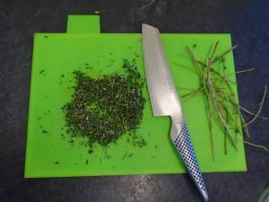 Finely chop the leaves of 10g fresh thyme and 10g of fresh rosemary