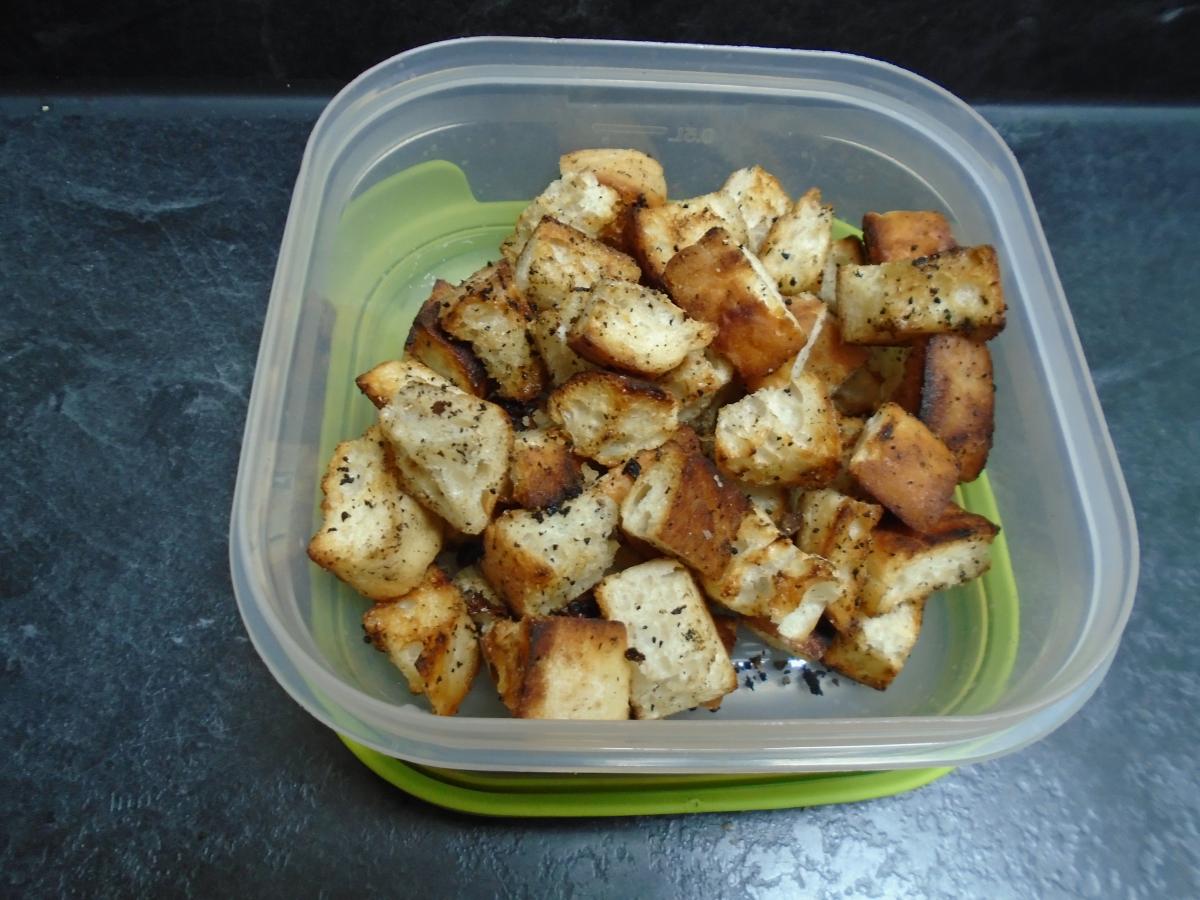 Dice 1 ciabatta roll into small cubes and fry them in the steak pan with ½ tablespoon coconut oil and lots of salt & pepper until you have crispy croutons