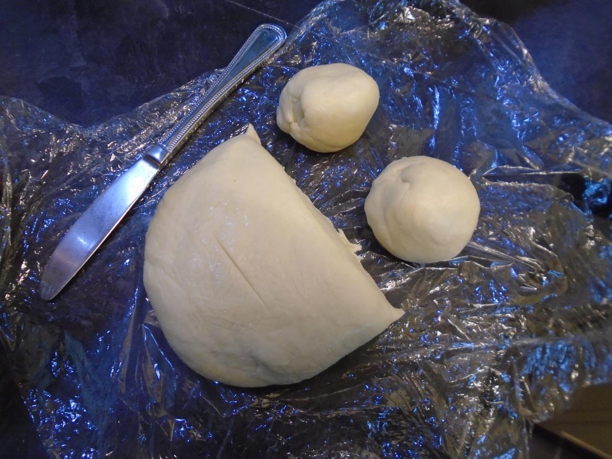 Wrap in cling film, leave to stand at room temperature for 30 mins, and then cut roughly into 6 pieces